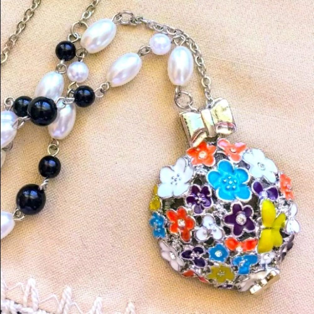 NEW! GORGEOUS ENAMEL FLORAL BALL NECKLACE IN SILVER W/FAUX BLACK & WHITE PEARLS